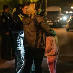 Polizistinnen befragen Zeugen. Auch Kinder waren bei der Auseinandersetzung dabei.