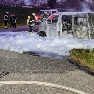 Die Feuerwehr bekämpfte mit Schaum den Brand.
