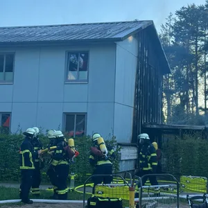 Die Fassade des Hauses am Jugendparkweg ist nach dem Dachstuhlbrand rußgeschwärzt.