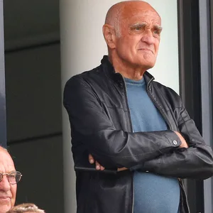 Martin Kind schaut enttäuscht von der Tribüne