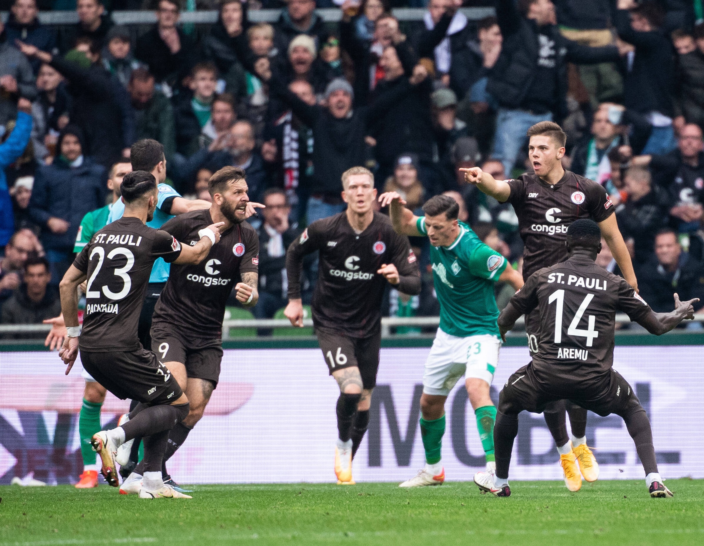 Finn Ole Becker bejubelt sein Tor in Bremen