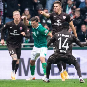 Finn Ole Becker bejubelt sein Tor in Bremen