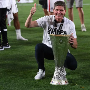 Oliver Glasner mit der Europa League Trophäe