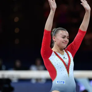 Emma Malewski weint nachdem sie Gold am Schwebebalken gewonnen hat, beim Geräteturnen