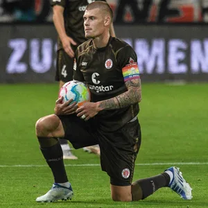 Eric Smith legt sich 2022 gegen Heidenheim als St. Pauli-Kapitän den Ball zurecht.