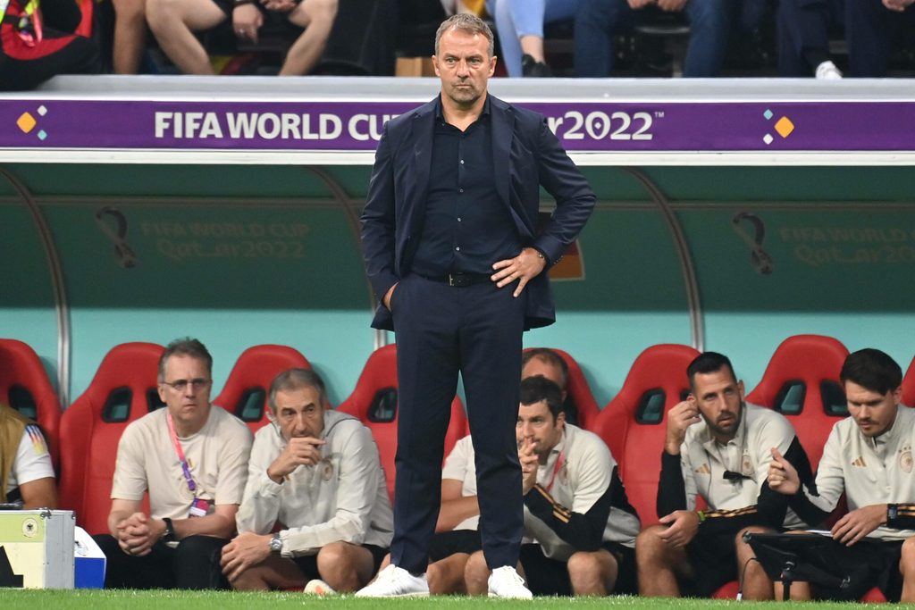 Flick mit versteinerter Miene vor der Auswechselbank