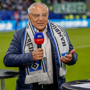Felix Magath spricht am Sky-Mikrofon