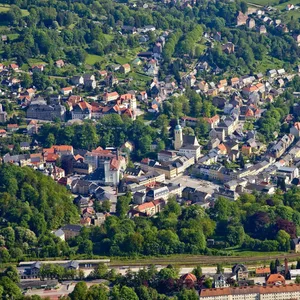 Luftaufnahme des Ortes Sebnitz in der Sächsischen Schweiz