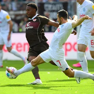 Oladapo Afolayan im Zweikampf mit Steven Skrzybski