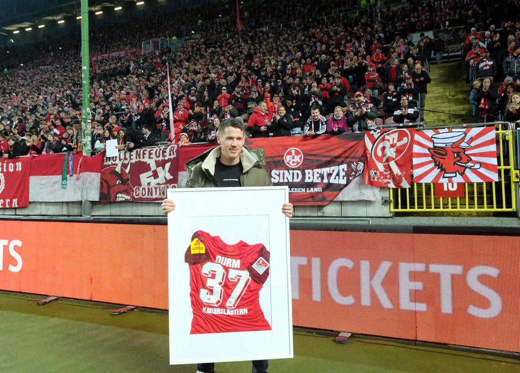 Eric Durm steht vor den Fans des 1. FC Kaiserslautern