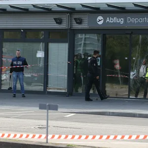 Großeinsatz am Flughafen Lübeck (Archivbild): Unbekannte hatten eine Bombendrohung gegen den Airport ausgesprochen.