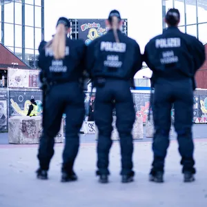 Drei Polizistinnen am Millerntor