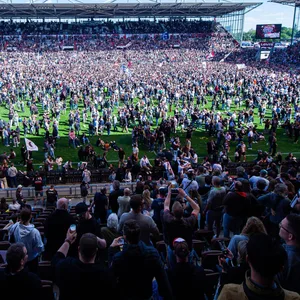 Fans stürmen nach dem Aufstieg den Platz am Millerntor