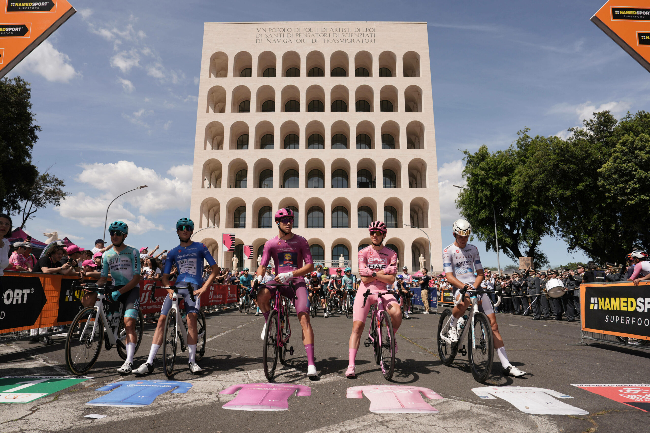 Das Fahrerfeld des Giro d´Italia steht am Start der 21. Etappe 2024