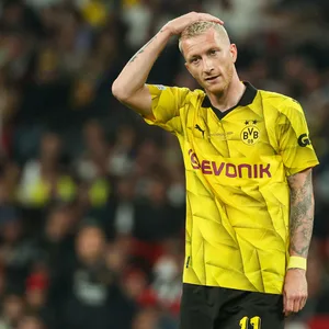 Marco Reus fasst sich im Dortmund-Trikot an den Kopf.