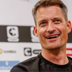 Alexander Blessin bei einer Pressekonferenz