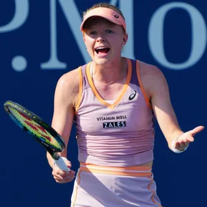 Harriet Dart schreit mit Tennis-Schläger in der Hand