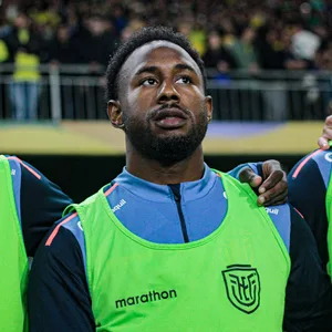 John Yeboah steht auf für Nationalhymne von Ecuador