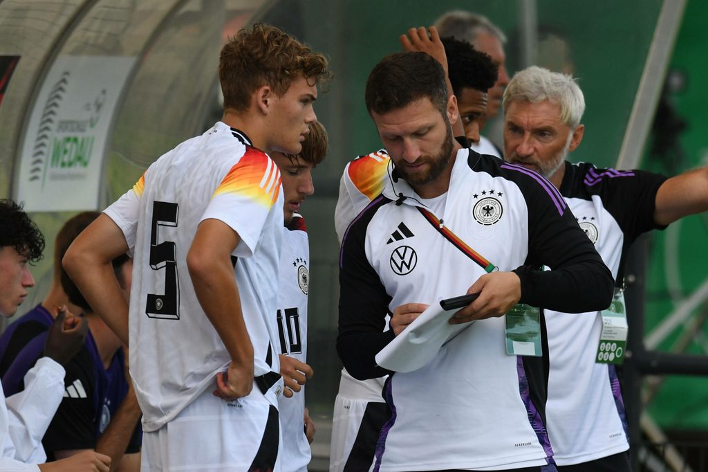 Shkodran Mustafi mit Taktiktafel in der Hand