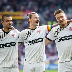 Adam Dzwigala, Jackson Irvine und Hauke Wahl singen glücklich nach Schlusspfiff