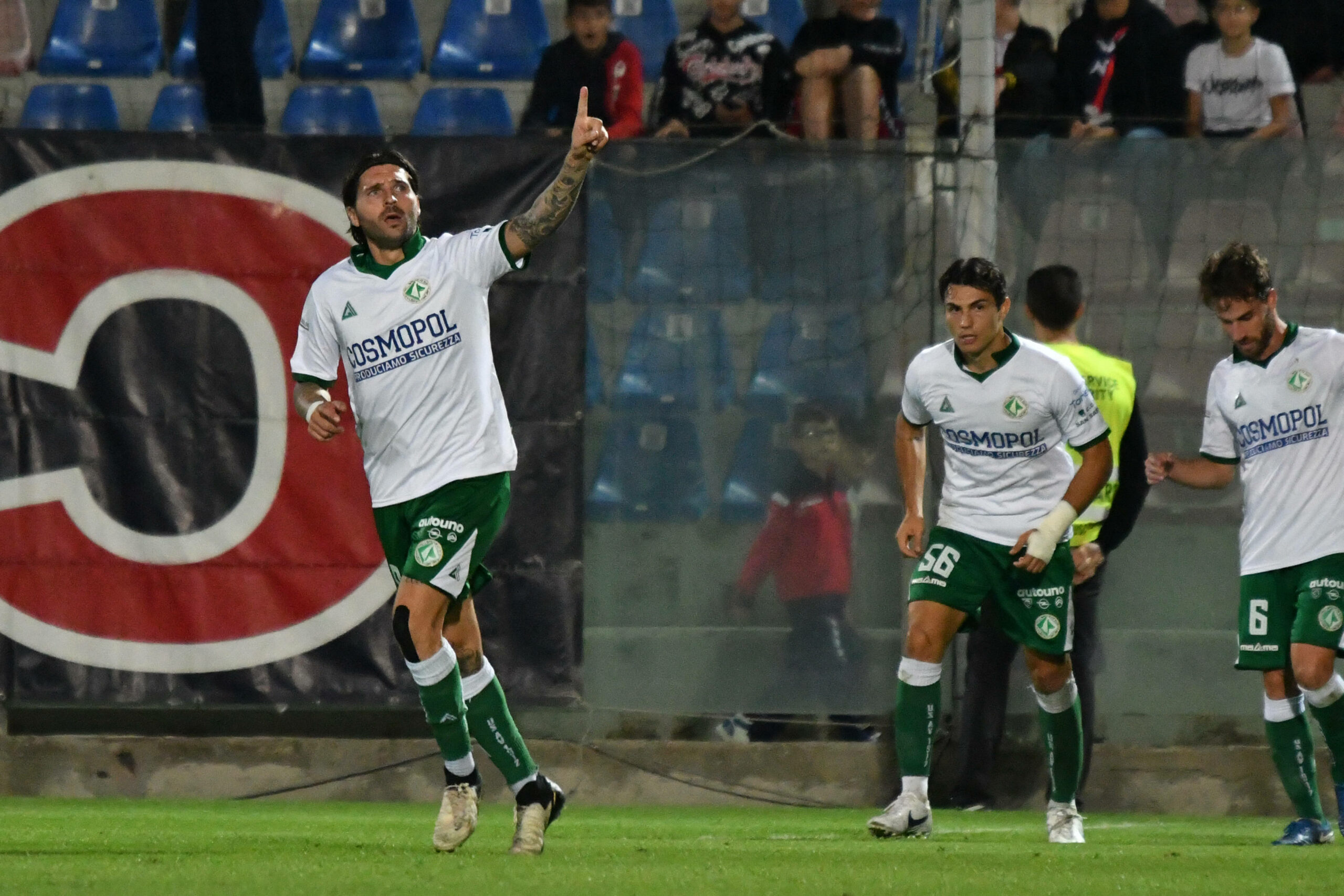 Avellino-Spieler jubelt
