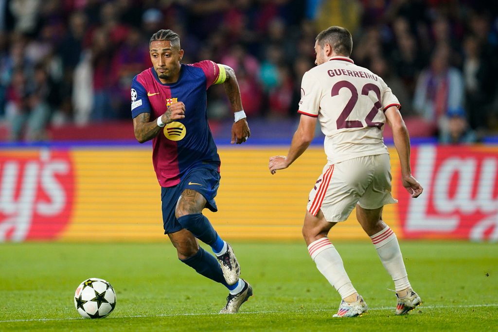 Raphinha läuft an Bayerns Guerreiro vorbei