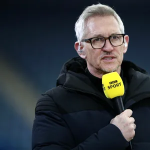 Gary Lineker mit BBC-Mikrofon in der Hand