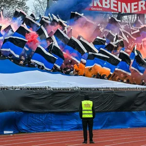 Im HSV-Auswärtsblock in Ulm wird Pyrotechnik abgebrannt