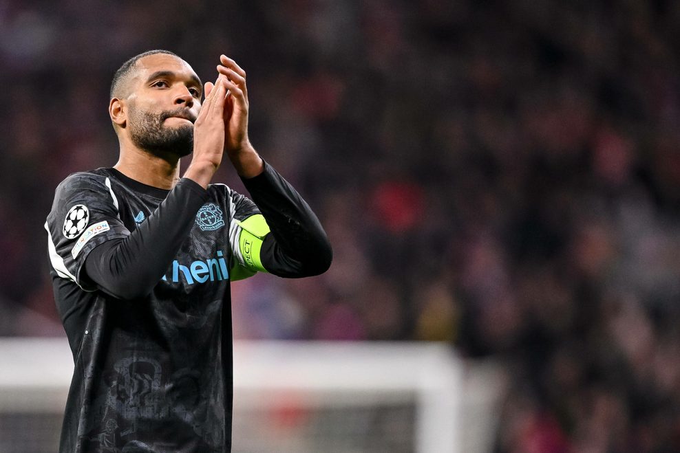 Jonathan Tah klatscht den Fans Beifall