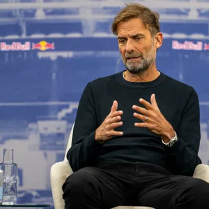 Jürgen Klopp gestikuliert