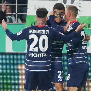 Marco Richter, Davie Selke und Miro Muheim umarmen sich beim Jubeln