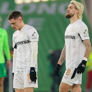Florian Wirtz und Robert Andrich stehen auf dem Platz