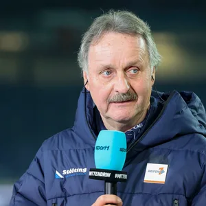 Peter Neururer als TV-Experte mit Sport1-Mikrofon