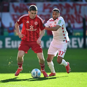 Linton Maina im Zweikampf mit Isak Bergmann Johannesson