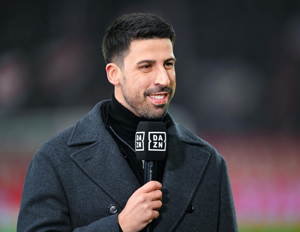 Khedira mit einem DAZN-Mikrofon