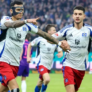 Davie Selke und Daniel Elfadli jubeln
