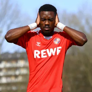 Ohene Köhl hält sich die Ohren zu