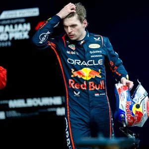Max Verstappen fasst sich an den Kopf