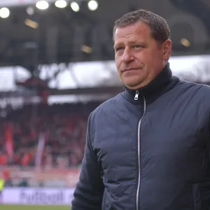 Max Eberl schaut nach vorne, verzieht leicht die Miene.