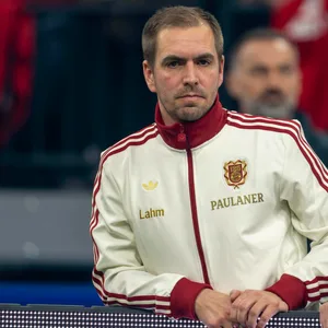 Philipp Lahm schaut bei einem Fussballspiel zu