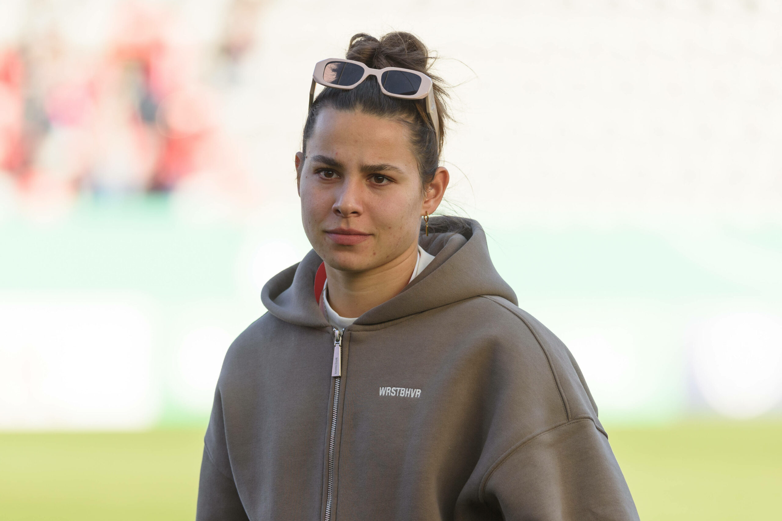 Lena Oberdorf im Pullover
