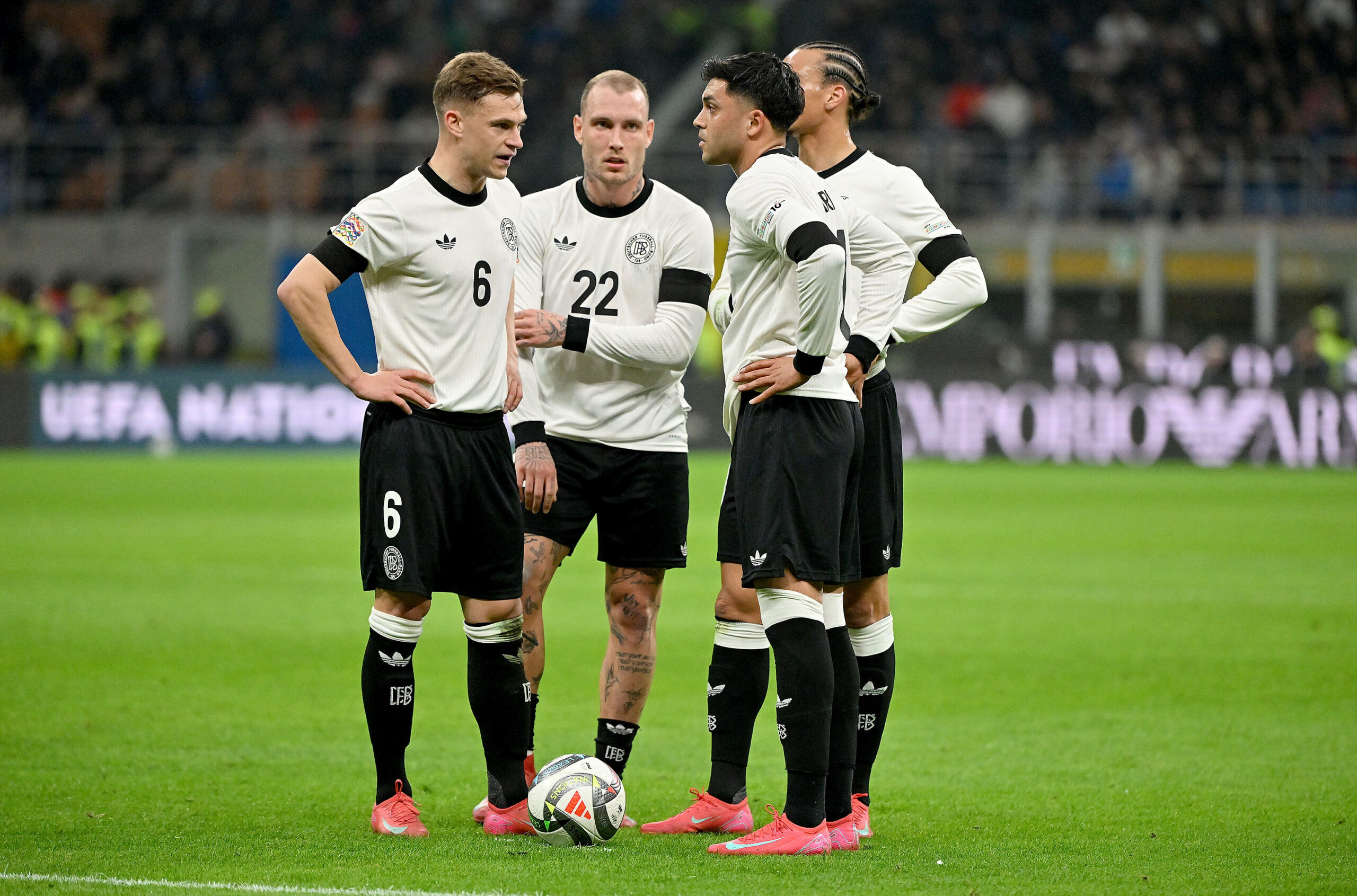Joshua Kimmich, David Raum und Nadiem Amiri stehen im Kreis
