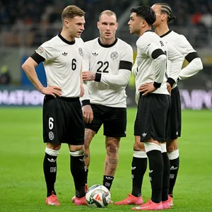 Joshua Kimmich, David Raum und Nadiem Amiri stehen im Kreis