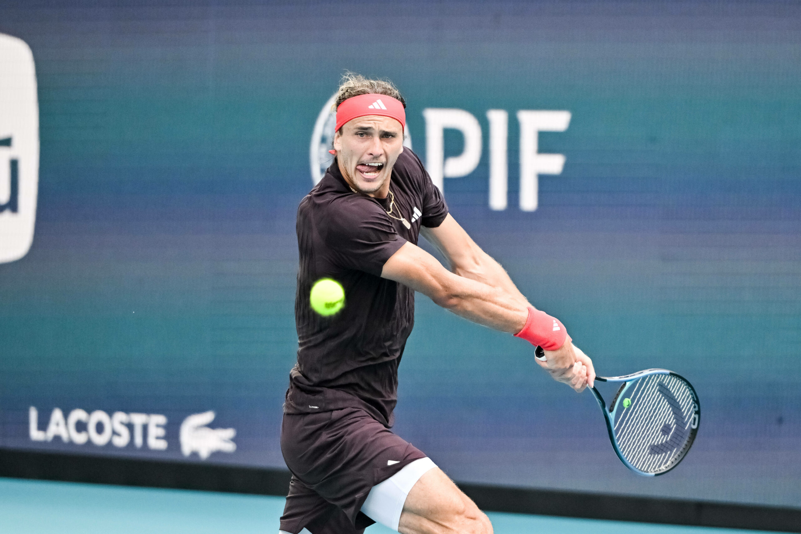Alexander Zverev mitten im Tennisspiel