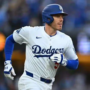 Freddie Freeman rennt in Baseball-Montur