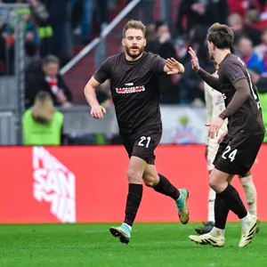 Lars Ritzka klatscht nach seinem Tor mit Connor Metcalfe ab