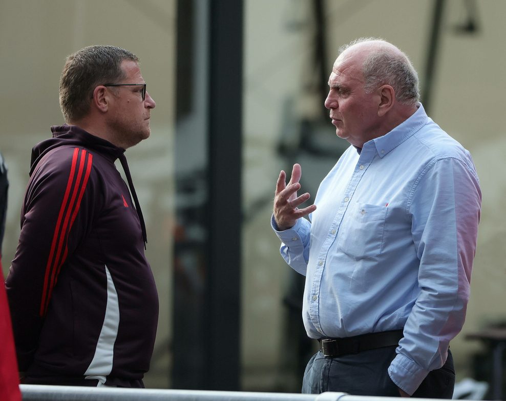 Max Eberl und Uli Hoeness führen ein Gespräch
