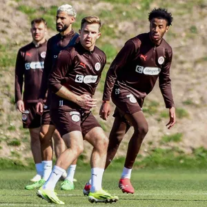 Johannes Eggestein und Morgan Guilavogui mit Trainer Alex Blessin