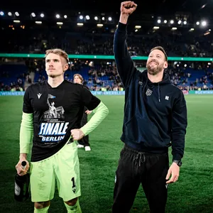 Mitch Kniet und Jonas Kersken jubeln