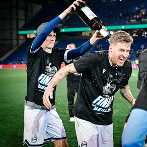 Lukas Kunze und Joel Grodowksi mit einer Bierdusche